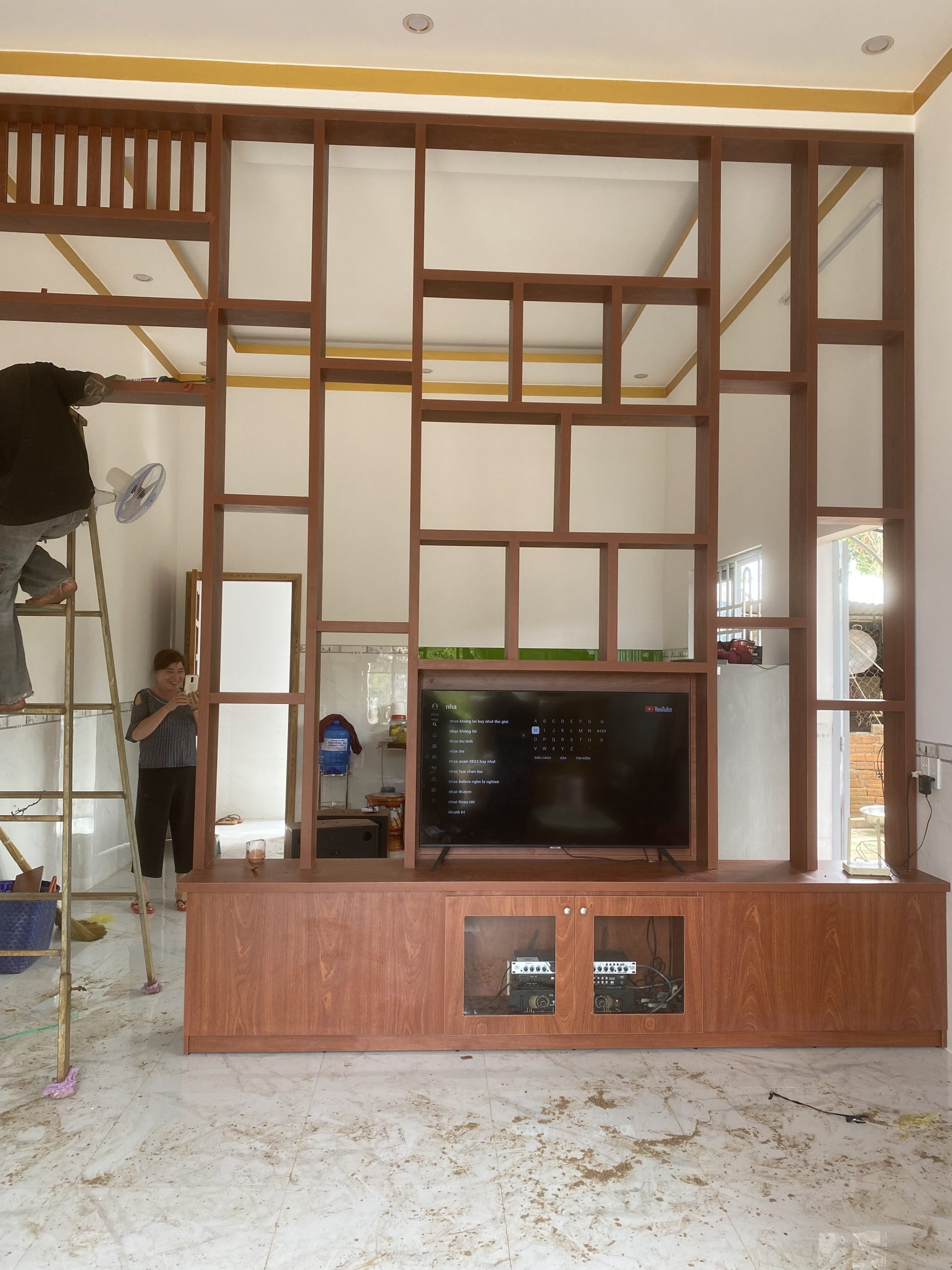 Đội Xây Dựng Kim Cơ Khí Tổng Hợp Trung Nguyễn chuyên Tư vấn – Thiết kế – Thi công – Sửa chữa – Nhận xây dựng nhà trọn gói chìa kháo trao tay: Nhà mê, Nhà cấp 4, nhà ống, mái thái… Cung cấp và lắp đặt cửa nhôm cao cấp, cửa sắt inox, kính cường lực, cầu thang lan can, cửa cuốn cửa kéo, kết cấu thép, mái vòm, mái xếp di động, vô lăng – cầu đẩy. Đội Xây Dựng Kim Cơ Khí Tổng Hợp Trung Nguyễn trực tiếp khảo sát & thi công! Nhanh chóng, chuyên nghiệp, giá rẻ hàng đầu tại khu vực Đắk Lắk và các vùng lân cận. Với hơn nhiều năm kinh nghiệm trong lĩnh vực thi công nhôm kính, với chất lượng bảo đảm, giá rẻ nhất tại Đắk Lắk.Với phương châm hoạt động “UY TÍN TẠO NÊN THÀNH CÔNG” chúng tôi luôn luôn mong muốn mang đến sự hoàn hảo nhất trong thi công.